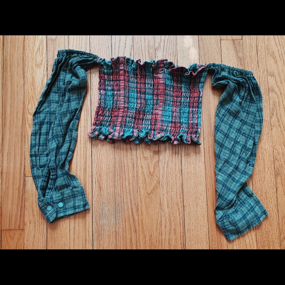 Long sleeve plaid crop top